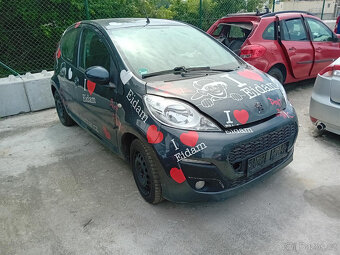 Peugeot 107 1.0 ( 1KR ) 50kW r.2012 černá na náhradní díly - 2