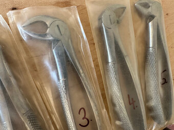 NEPOUŽITÉ zubařské extrakční kleště CHIRANA 3 - 2