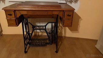 prodám starý šicí stroj BOBBIN - 2