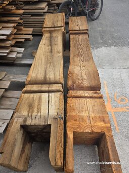 Historické 300 let staré stojky - dubové - 2