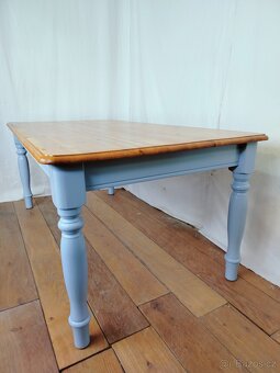Dřevěný jídelní stůl - 2