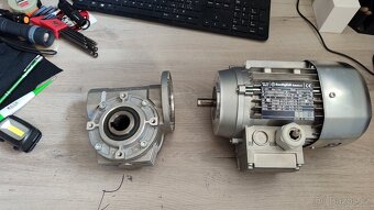 Elektromotor s převodovkou - 2