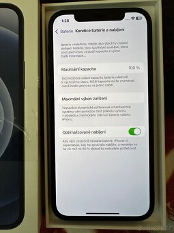 iPhone 12, baterie 100% - 2