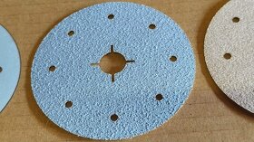 Výřezy z brusného plátna / smirku dle zadání - 2