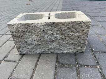 Okrasná tvárnice Bílá jednostranná - 2