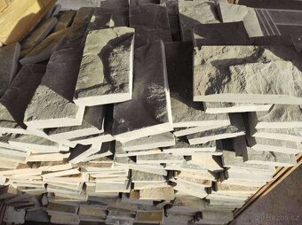 Obkladový kámen -šedý pískovec 20x10x3- nový - 2