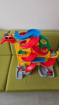 Prodám Fisher-Price zvukovou garáž s výtahem a autíčky - 2