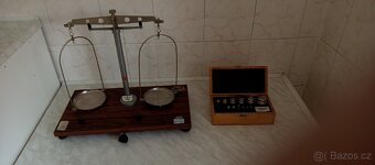 Prodej laboratorní váhy,závaží a otočníku - 2