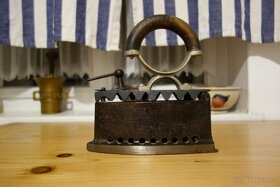 Historická žehlička - 2