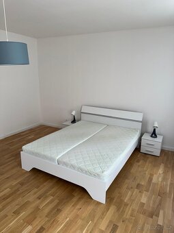 Postel + 2 stolky + lampy – bez matrace a roštu - 2