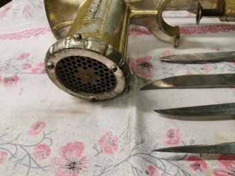 Řeznícke nože, sekáč, mlýnek. - 2