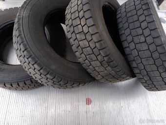 Pneu 235/75 R 17,5 - 2