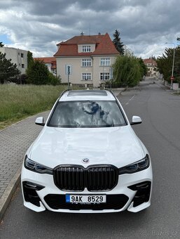 BMW X7 50i 1. maj CZ 9/22 najeto 53 tkm - 2
