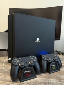 Playstation 4 pro + 4 hry + 2 ovladače + chladicí stojánek - 2