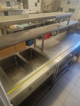 Výdejní nerezový pult s ohřevnou vanou. Regulace teploty. - 2