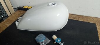 Nádrž Suzuki GN 125, café racer - 2