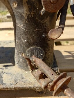 Starý šicí stroj Lada - 2