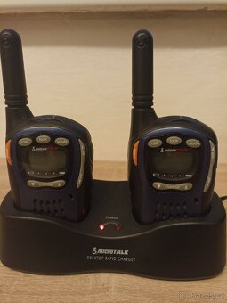 Vysílačky Cobra Microtalk MT725 s nabíjecí stanicí. - 2