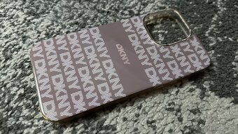 Kryt DKNY na iPhone 14 PRO MAX - Zlatobéžový - 2
