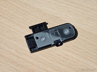 Kryt baterie pro Nikon D5100 - 2