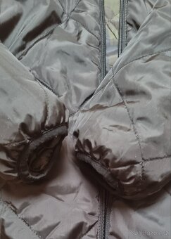 Dámský černý prošívaný kabát s kapucou - 2