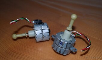 El. serva pro sklon světlometů - 2