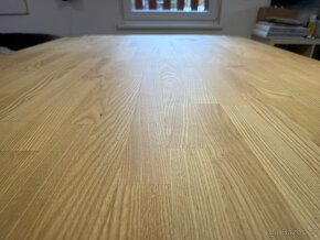 Masivní jasanový stůl vč.židlí - 2