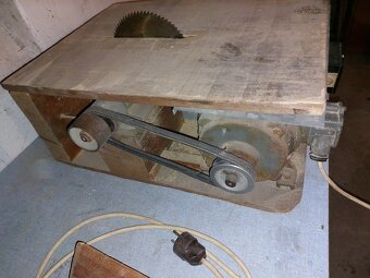 Stará stolní kotoučová pila. - 2