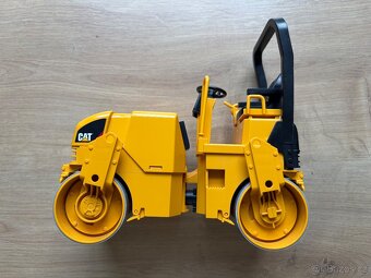 Bruder 2433 Vibrační válec CATERPILLAR - 2