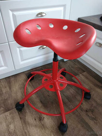 červená židle na kolečkách do kuchyně - 2