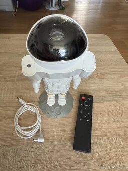 KOSMONAUT - PROJEKTOR NA ZEĎ - 2
