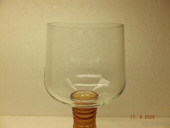 Obrovská ambrová číše, brus hrdla, obsah 1060 ml. - 2