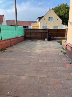 Prodám 7 kusů dlažby, celkem 2,25m²+ zbytky. Cena za 1 m² = - 2