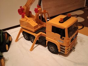 Bruder modely autojeřáb a pásový traktor - 2