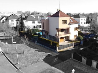 Unikátní dvougenerační vila, pozemek 540m2, studna, Hradec K - 2