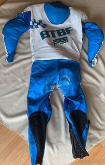 Motokombinéza včetně páteřáku. - 2