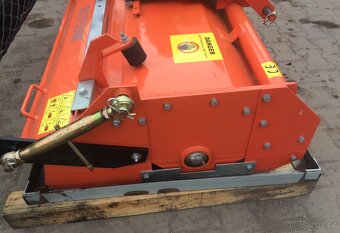 Trávníkový zakladač za traktor 105 - 2