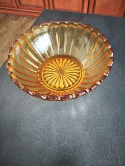 Stará miska z medového skla. - 2