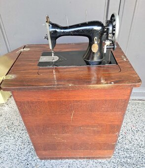 Starý šicí stroj - 2
