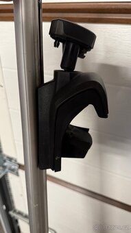 4x nosič kol Thule plus příčníky Thule. - 2