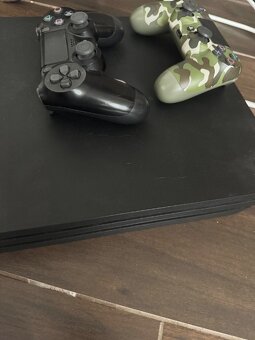PS4 PRO 1TB + 2 ovladače + hry (Pravidelně čištěný) - 2