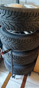 Prodám sadu Alu disků se zimními pneu 205/55 R17 na BMW. - 2