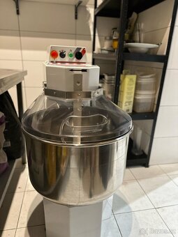 Prodám hnetač na 50kg testa 60l - 2