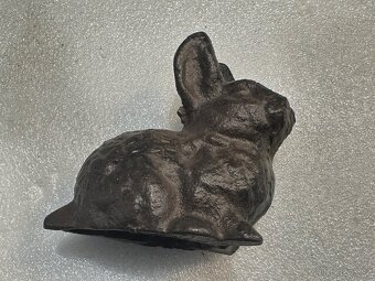Prodám staré kovové sošky (miniatury) veverky a zajíčka - 2