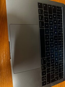 MacBook Pro 13” (2017) – nafouklá baterie, na opravu - 2