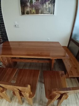 Dřevěný jídelní stůl - 2