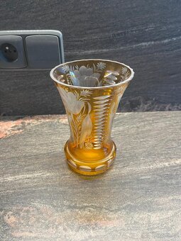 Broušená váza asi vrstvené ryté sklo, dekor květin - 2
