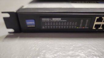 Switche Cisco linksys 24/48 portů - 2
