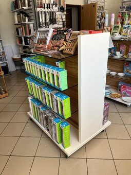 Dřevěný prodejní regál na kolečkách - 2