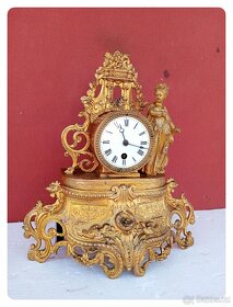 figurální zdobené mosazné mechanické hodiny Francie 1910 - 2